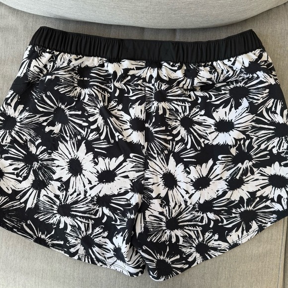 Chubbies The Resort Swim Trunks Shorts Mens XL Black White Flower 4" Mesh Liner - Picture 5 of 15